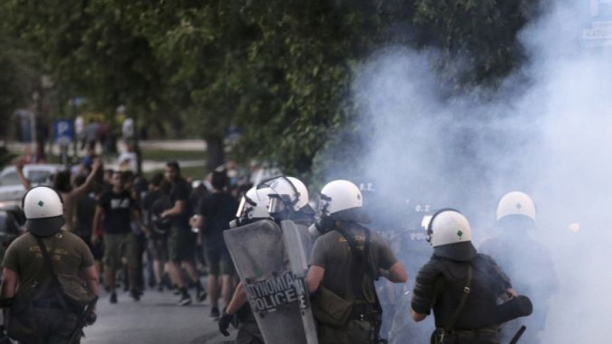 U predgrađu Atine izbili sukobi grupe ljudi i policije