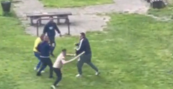 Tuča muškaraca na dječijem igralištu, korištena i motka