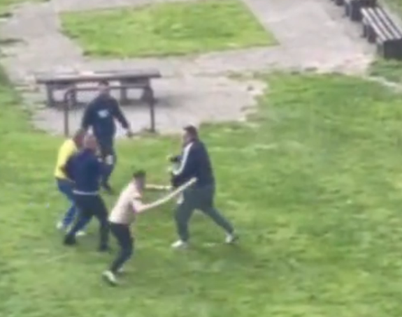 Tuča muškaraca na dječijem igralištu, korištena i motka