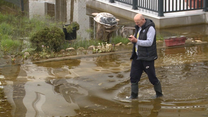 Мјештани данима у води, надлежни нијемо посматрају