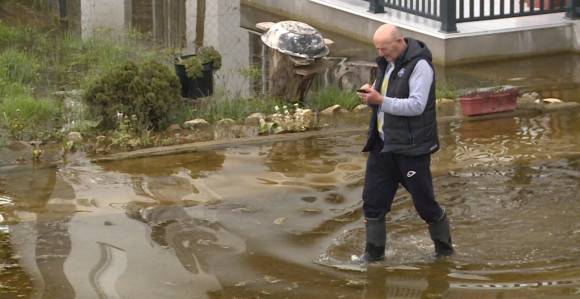 Мјештани данима у води, надлежни нијемо посматрају