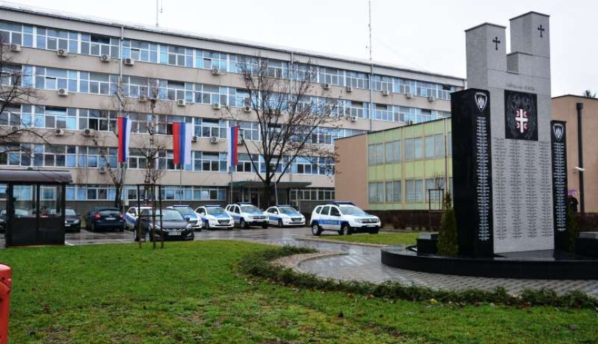 Опирао се хапшењу, оштетио инвентар у полицијској станици