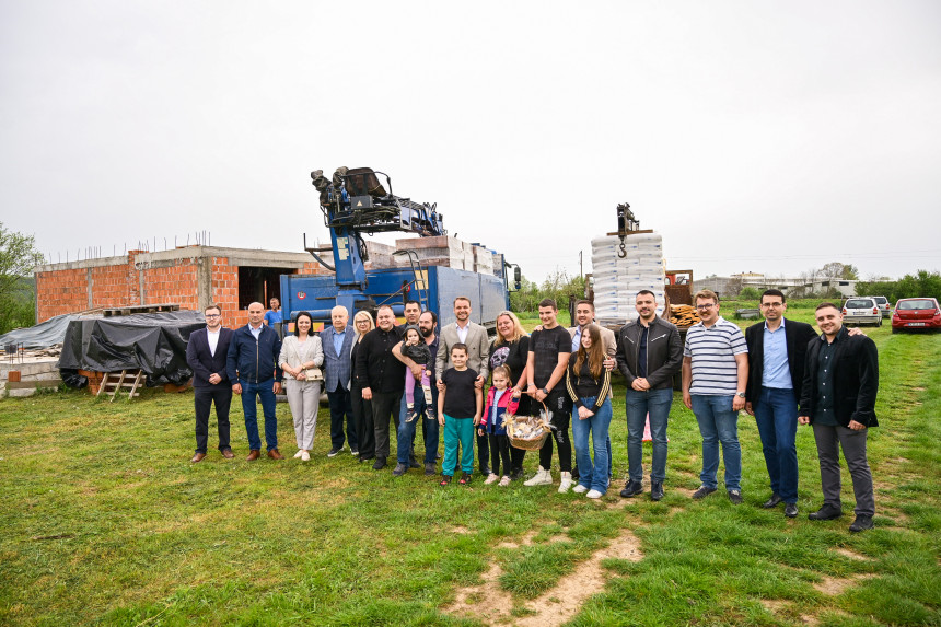 Stanivuković posjetio višečlanu porodicu Paljić iz Modriče