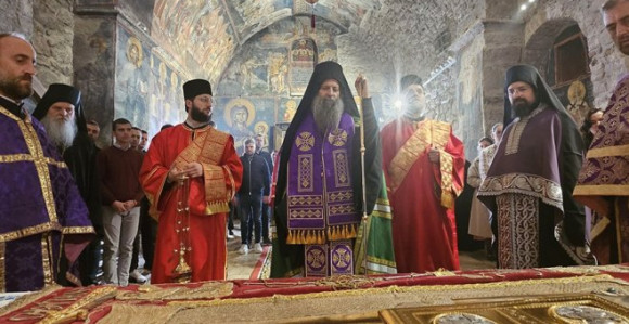 Bogosluženje i iznošenje plaštanice u Pećkoj patrijaršiji