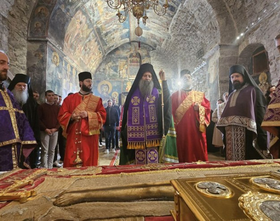 Bogosluženje i iznošenje plaštanice u Pećkoj patrijaršiji