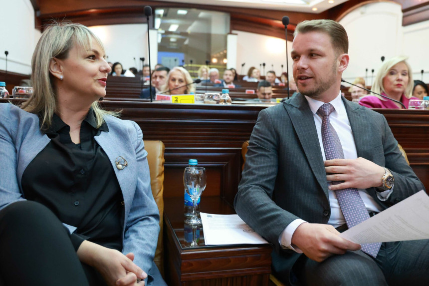 Savić Banjac SPS-u: Smije li budući predsjednik biti plav, rođen u maju?