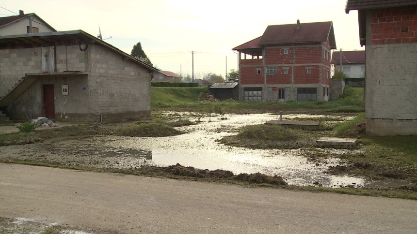 U poplavljenim mjestima i dalje voda, blato i mulj (VIDEO)
