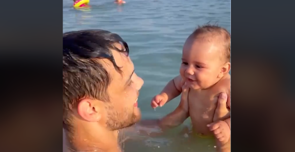 Beba prvi put na moru, osmijehom očarala svijet (VIDEO)