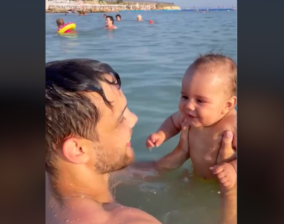 Beba prvi put na moru, osmijehom očarala svijet (VIDEO)