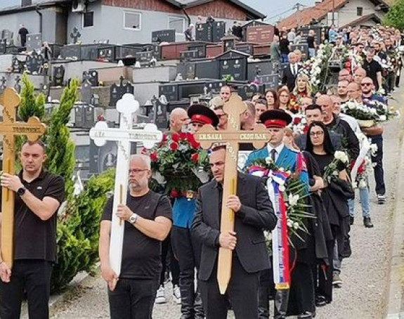 Туга: Сахрањени Срђан Тодоровић са ћерком и супругом