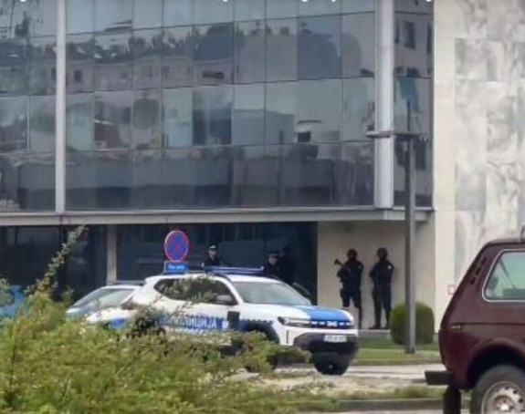 Istočno Sarajevo: Policija i jutros kod zgrade Vlade RS