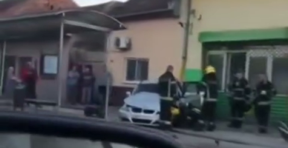 Auto na stajalištu "pokosio" dva dječaka i ženu (VIDEO)