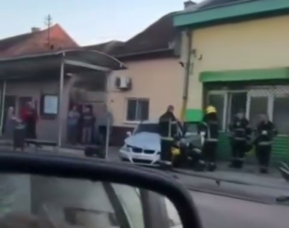 Auto na stajalištu "pokosio" dva dječaka i ženu (VIDEO)