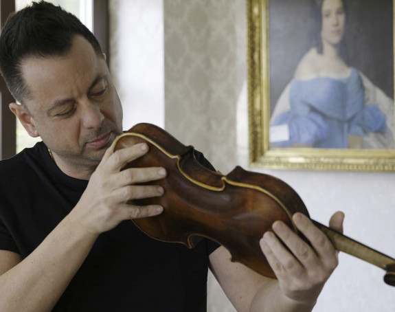 U violini nađena poruka, napravljena u logoru Dahau