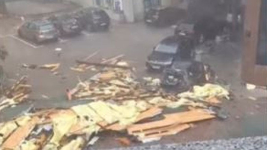 Zbog jakog nevremena pao dio krova sa zgrade u Mladenovcu