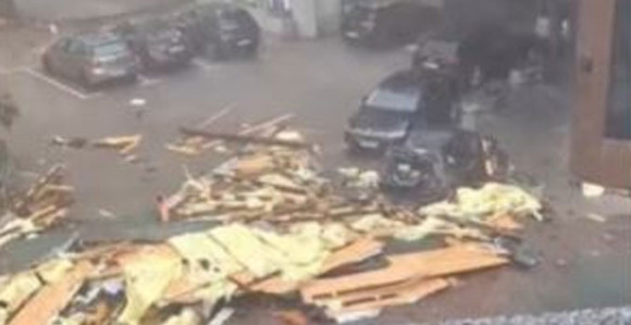 Zbog jakog nevremena pao dio krova sa zgrade u Mladenovcu