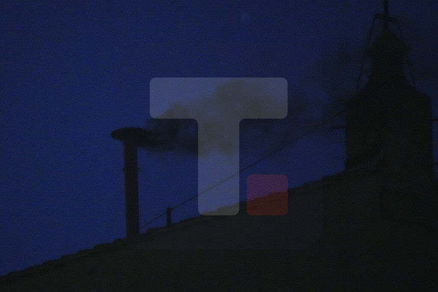Crni dim izašao iz dimnjaka Sikstinske kapele