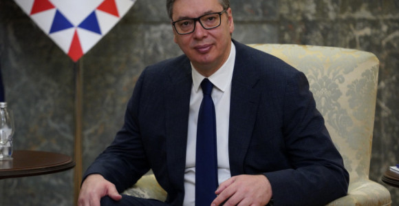 Vučić sletio u Baku, čeka odobrenje za nastavak leta
