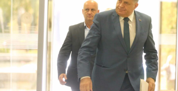 Ко је сада издајник?! У страху од губитка власти Додик моли бошњачке странке за састанак