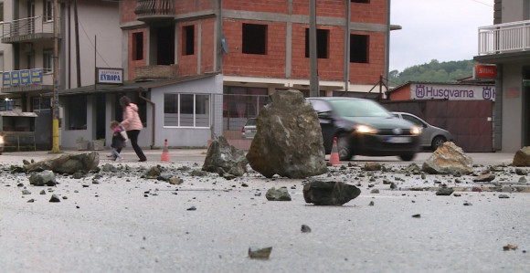 Veliki odron, kamenje na putu Zvornik - Bijeljina