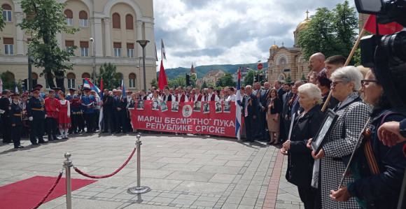 "Besmrtni puk" u BL: Učesnici nosili fotografije predaka
