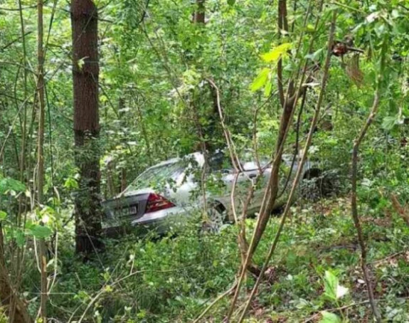 Automobil sletio s puta u Ribniku: Dva lica povrijeđena