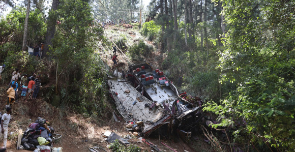 Autobus sleteo sa litice, poginula najmanje 21 osoba