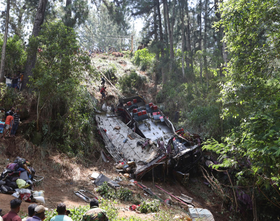 Autobus sleteo sa litice, poginula najmanje 21 osoba
