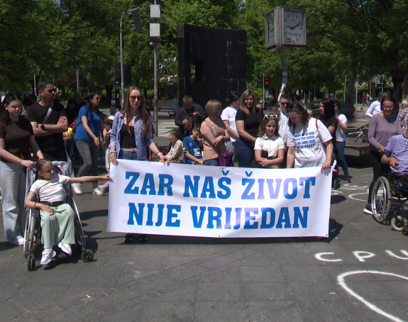 Sramota vlasti: Protest roditelja njegovatelja u BL
