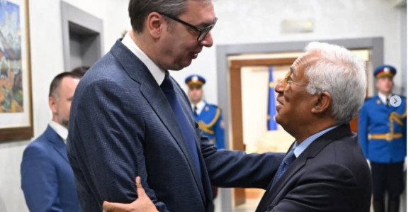 Vučić dočekao Koštu na aerodromu Nikola Tesla