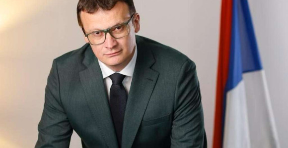 На позив АТВ-а да гостује, Божовић пристао, али под условом да јавно пречешљају његову и АТВ документацију
