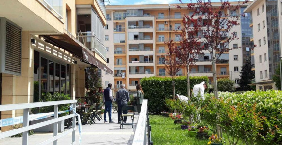 Pripadnik kavačkog klana ranjen ispred kafića u Podgorici