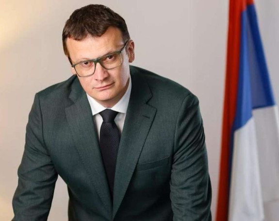 На позив АТВ-а да гостује, Божовић пристао, али под условом да јавно пречешљају његову и АТВ документацију