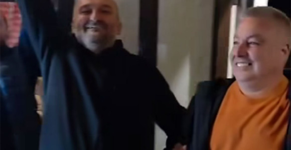 Kumovi pobijedili na izborima, slavili bez pantalona (VIDEO)