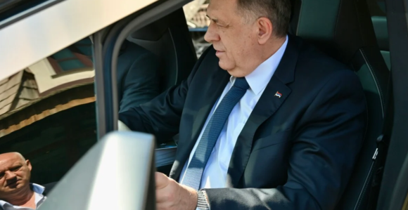 Додик на прву: У име Владе РС купујем Теслин аутомобил?!