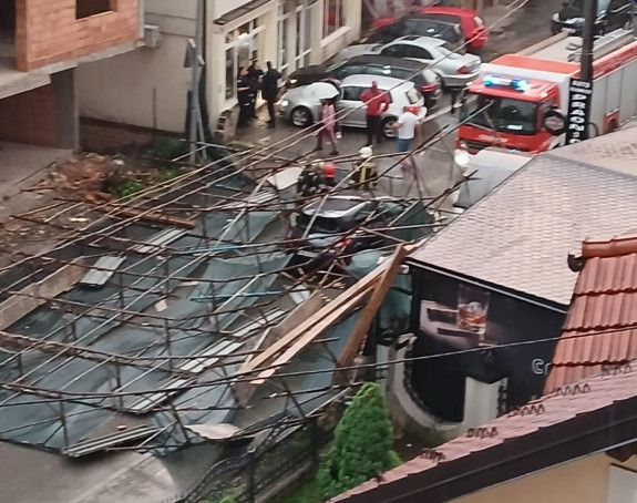 Srušila se skela u centru Doboja (VIDEO)