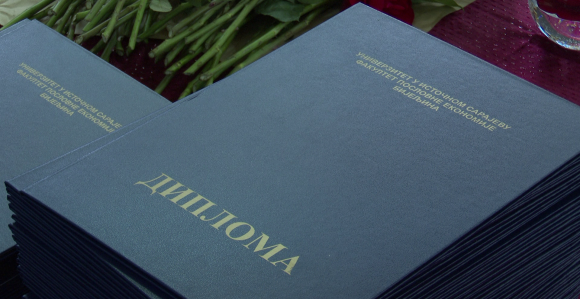 Zavirite u diplome političara...Pravnici, profesori...
