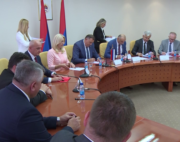 Oko vlasti Republike Srpske ponovo se steže obruč