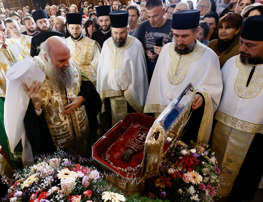 Рука Светог Саве свечано дочекана у Београду