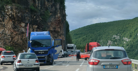 Sudar kod Mrkonjić Grada, saobraćaj obustavljen