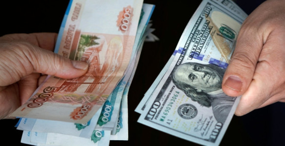 Američki dolar značajno pao u odnosu na rublju
