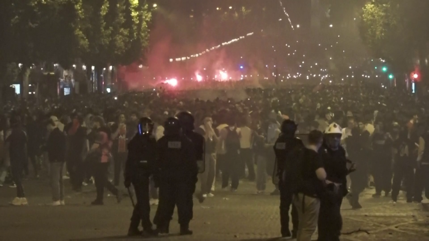 Francuska: Dva navijača poginula, policajac u komi