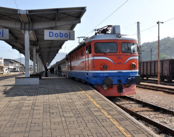 Воз ударио мушкарца који се кретао пругом код Добоја
