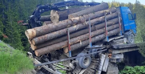 Kamion natovaren balvanima srušio most kod Kneževa