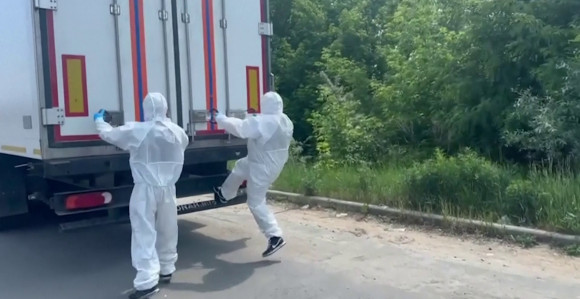 Kolona s tIjelima ukrajinskih vojnika na mestu razmene