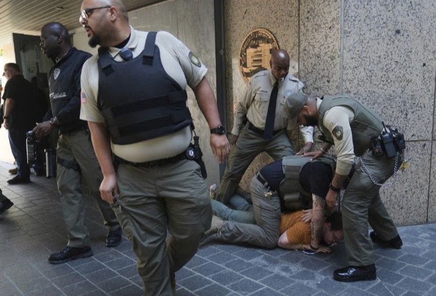 Policija biber sprejom i suzavcem na demonstrante