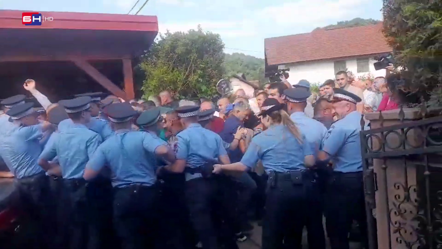 Građani probili kordon policije u dvorištu Miličevića (VIDEO)