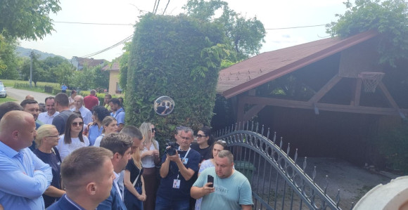 Građani ispred kuće Miličevića protestuju zbog hapšenja