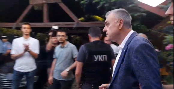 Миличевић, у пратњи полиције, одведен из породичне куће