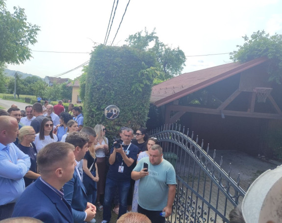 Građani ispred kuće Miličevića protestuju zbog hapšenja